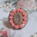 Anillo Rosas de París bordado con un cabujón de Cuarzo adornado con rosas y rocallas de resina